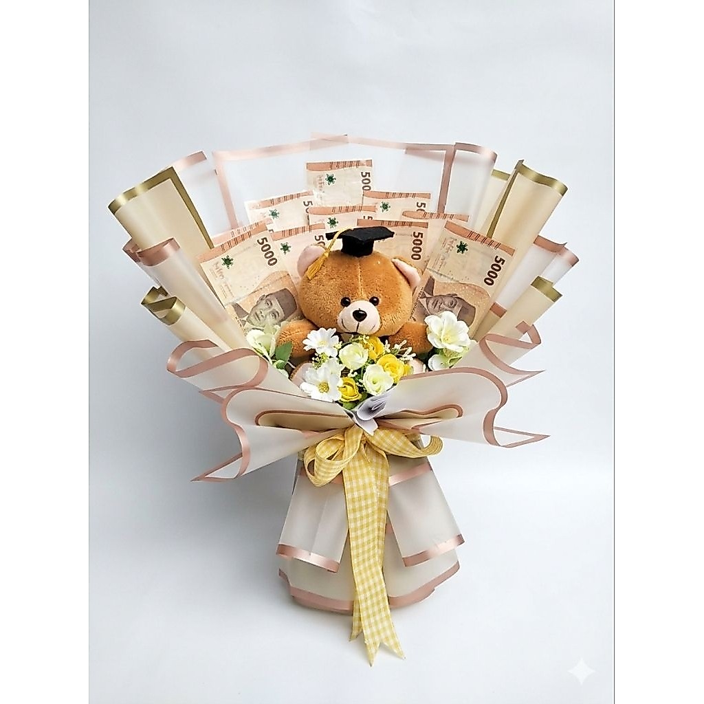 Buket uang dan boneka wisuda