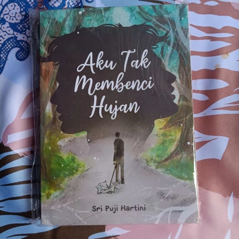 PRELOVED Novel Aku Tak Membenci Hujan