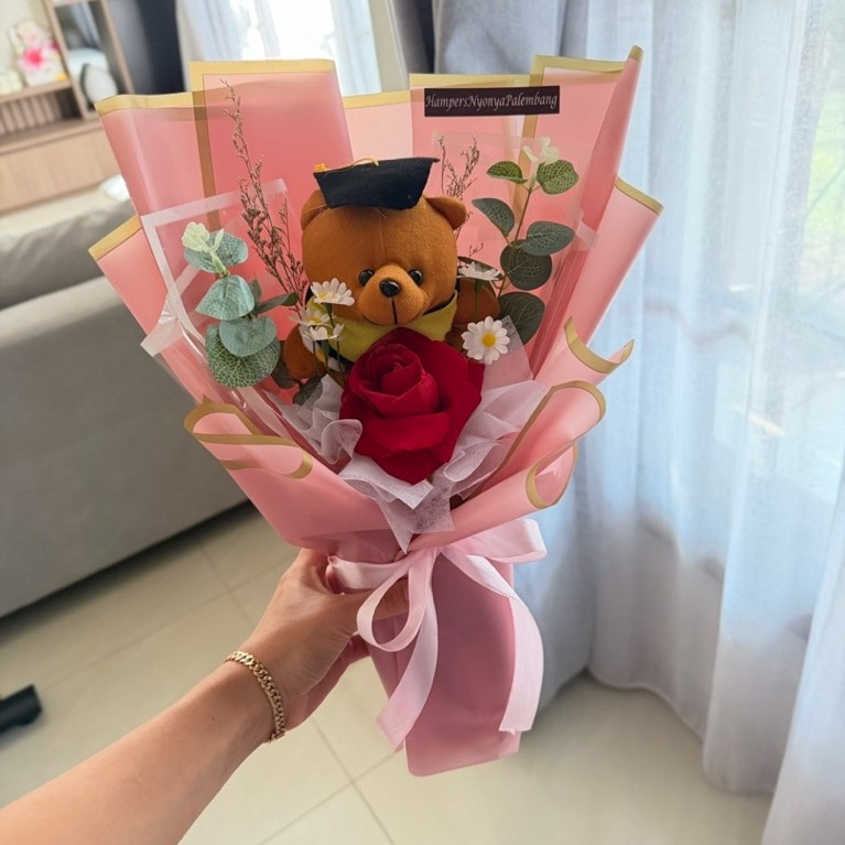 buket wisuda anak pakai boneka wisuda dan bunga