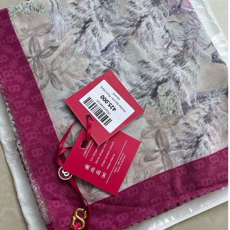 Buttonscarves holiday plum - Voal Premium, Model Square, Desain Elegan