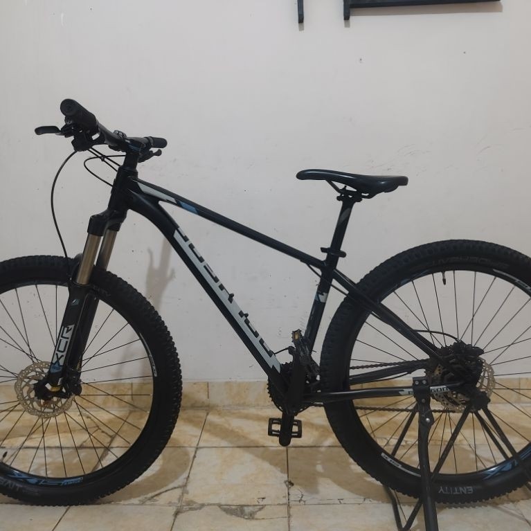 Sepeda Gunung Polygon Xtrada 6 Uk 27,5 Size S (bekas pakai)