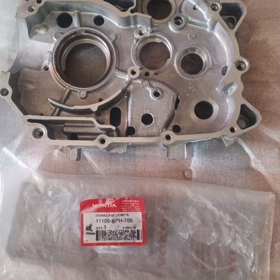 11100KPH700 / CRANKCASE COMP R / BLOK KANAN OLI SUPRA X 125 KARBU SERIES PNP KARISMA