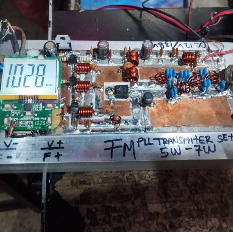 KIT PLL PEMANCAR FM 5-7 WAT SETEREO BLOUTUT FREQ 88  -108 MHZ