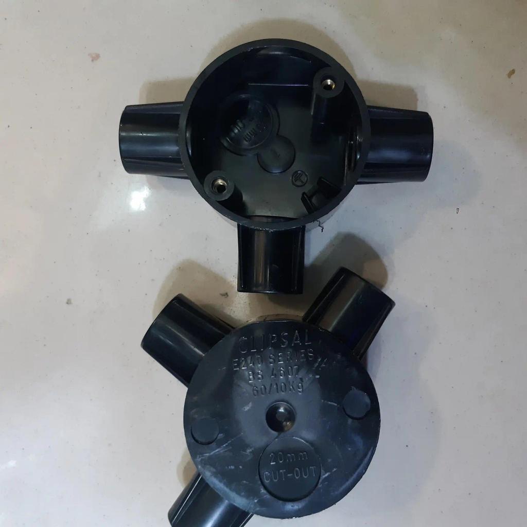 Pelindung Kabel T dus clipsal 20mm T dus clipsal cabang 3 hitam tanpa tutup