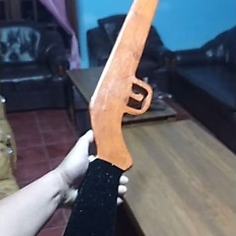 Senapan laras panjang  - laras panjang -  senapan AK 47 -  senjata kayu - senapan kayu - senapan mai