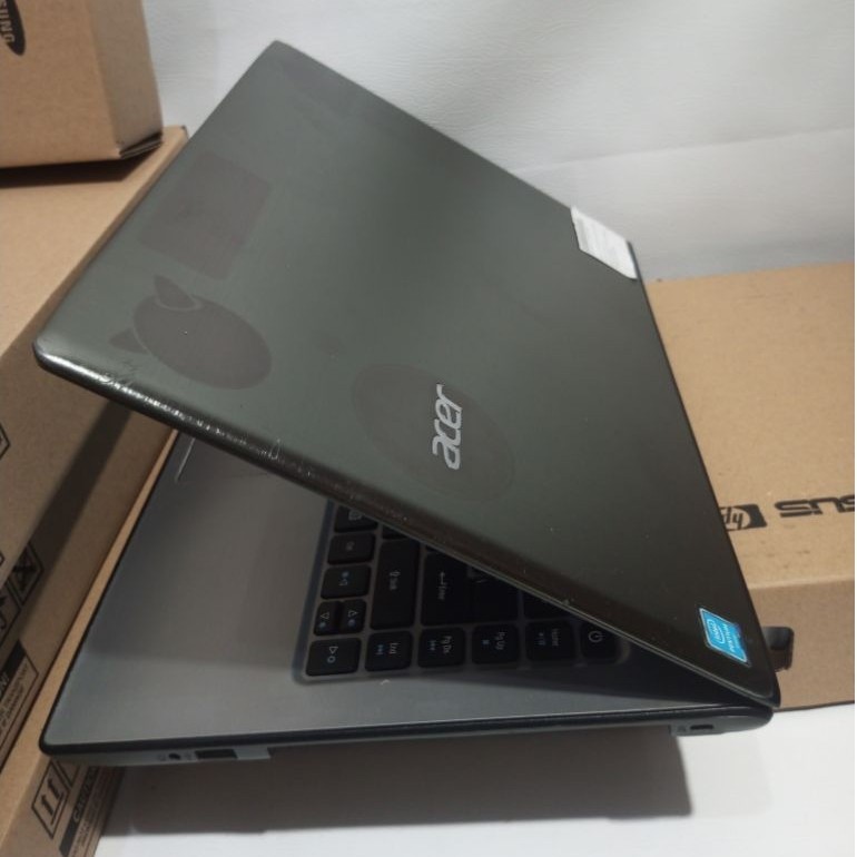 Acer V5-476G Dual Grafik Core i3-7200U Nvidia MX130 DDR 8GB SSD 128GB + Hdd 500GB 14" baterai 3 jam
