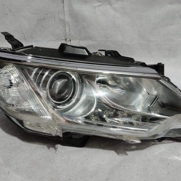 Lampu depan Toyota Camry 2015 facelift