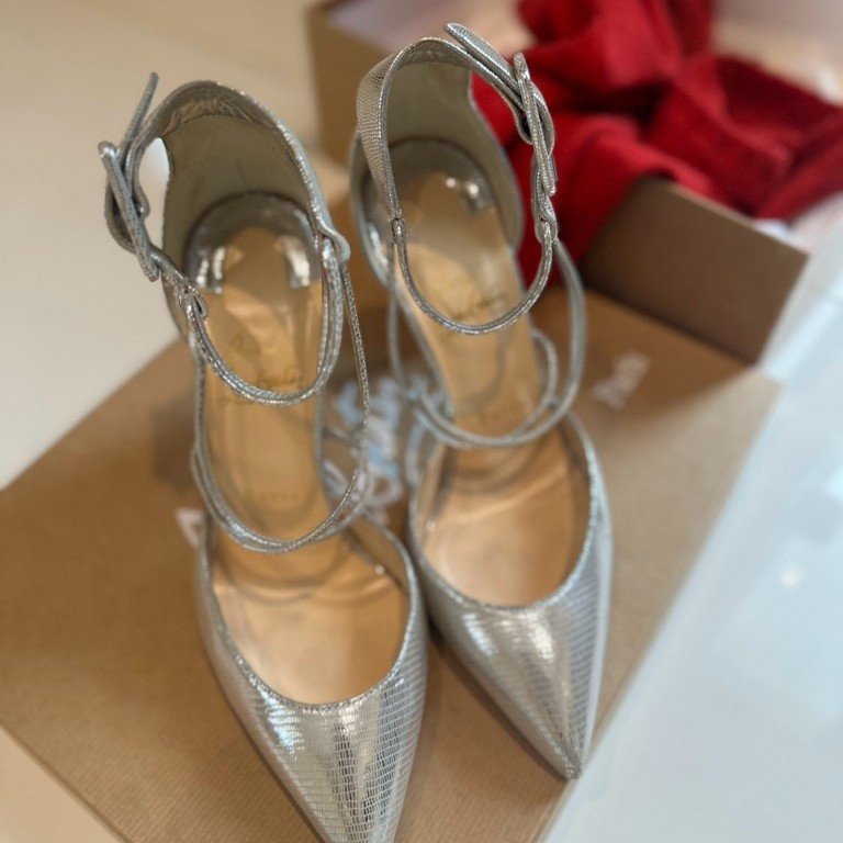 preloved heels loubutine. Ori with box. Christian Louboutin model pointed-toe ankle strap heels