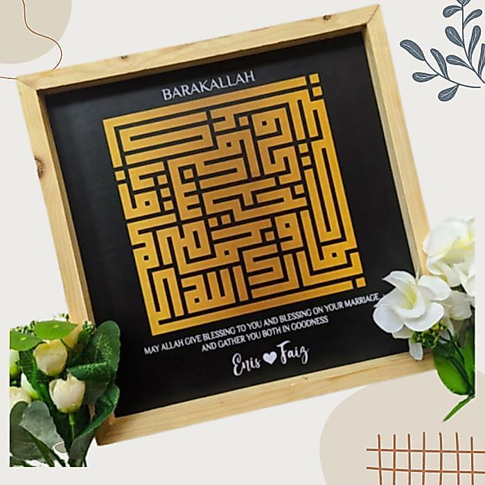 TERPERCAYA Hadiah Pernikahan Hiasan Dinding Kaligrafi Barakallah Kufi Custom Nama Emas Jati