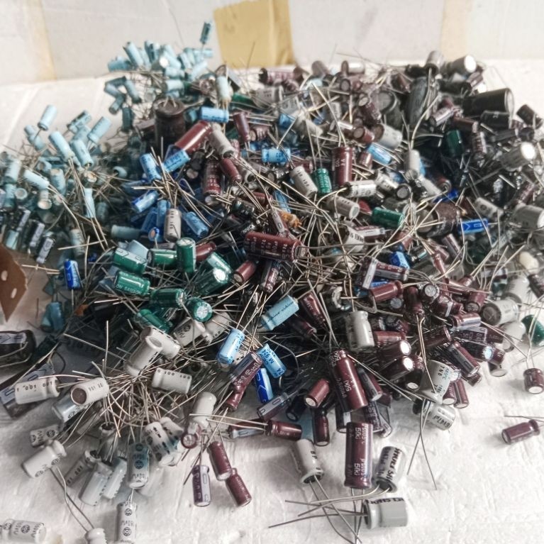 1kilo Kapasitor elektrolit / elco radial uf dan Vol campur