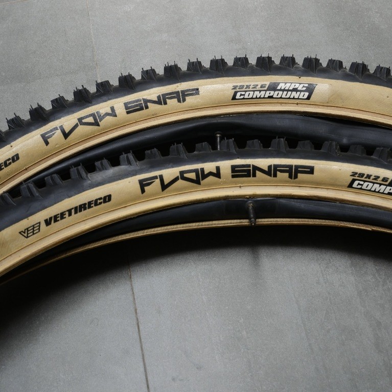 Sepasang ban luar dalam Vee tire Flow Snap 29 x 2.6 baru