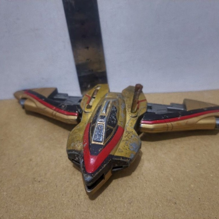 Pesawat Ultraman DX Guts Wing Ultraman Tiga Gold Bandai