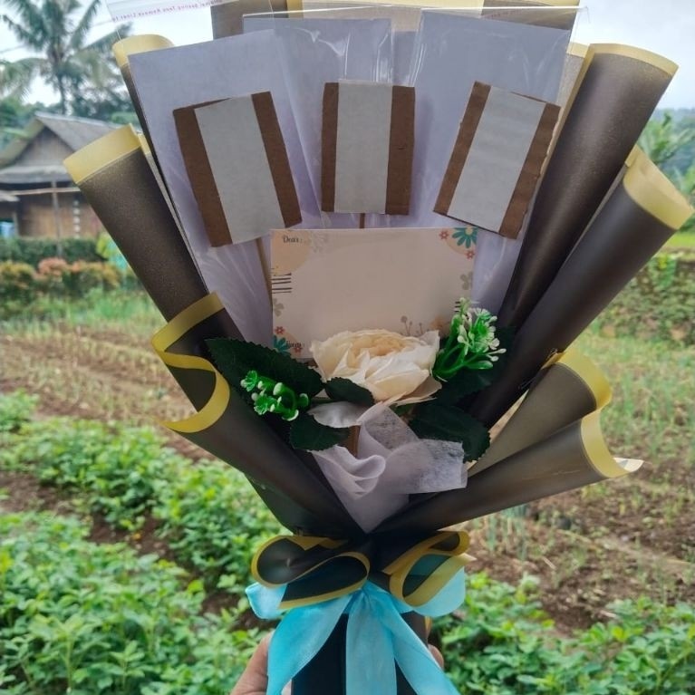 buket kosongan 4 slot wadah uang dan 3 stik Snack/Poto free kartu ucapan