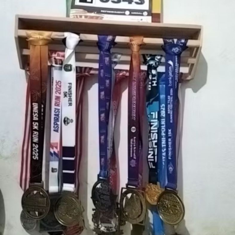 gantungan  mendali rak piala multifungsi