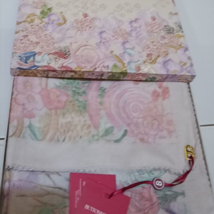 Wonderland square -pearl buttonscarves original new