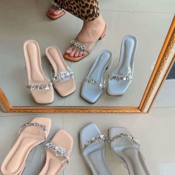 Shena Heels hak 3cm tali berwarna bening dengan tambahan aksesoris, bantalan empuk dan sol anti slip