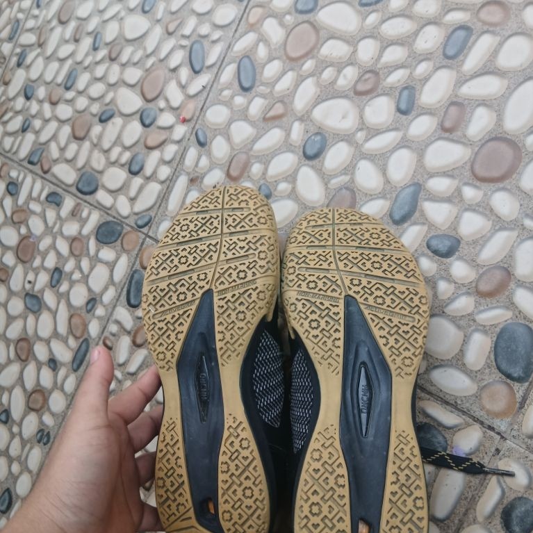 sepatu hundred velocity