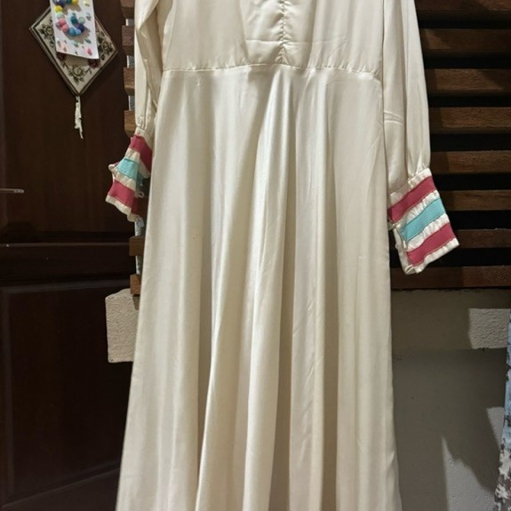 (preloved) dress white dengan aksen pink biru + free set khimar ceruti