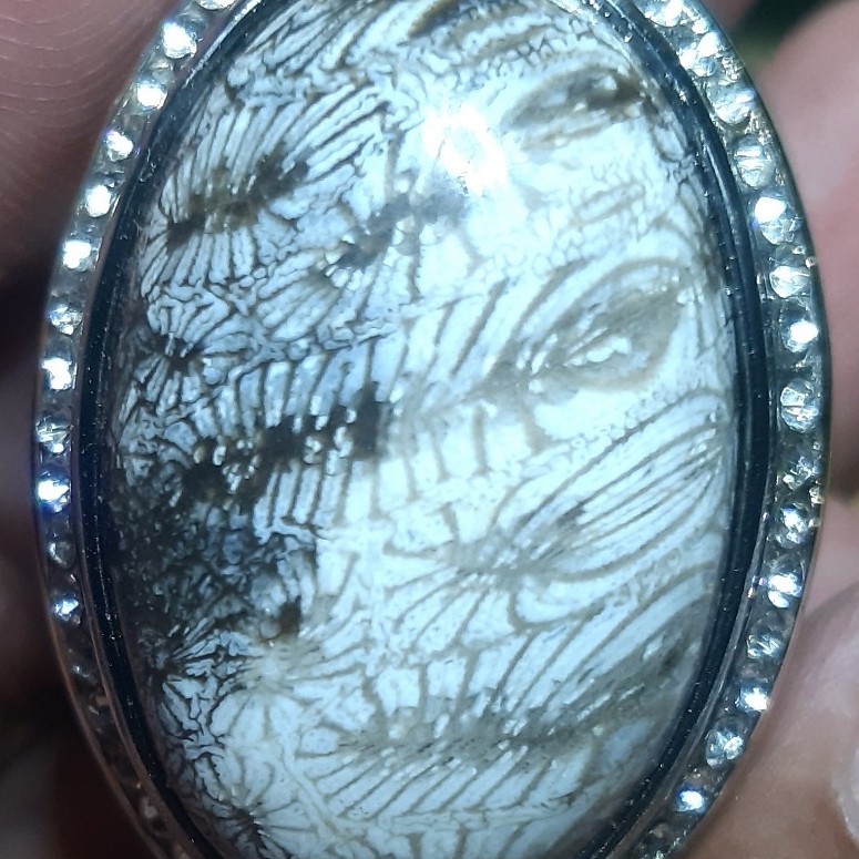 cincin akik teratai motif lipan laba-laba dan wajah seram