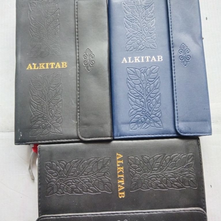 Buku bekas Alkitab terjemahan baru perjanjian lama dan perjanjian baru cetakan 2008 ukuran 12x18 cm