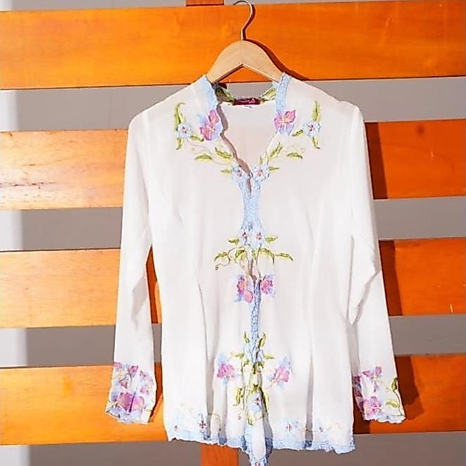 Kebaya Anyelir Menggah Agung Putih
