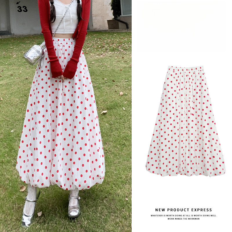 Rok longgar berbahan bubble dengan motif polkadot merah untuk wanita. a Rok Garis