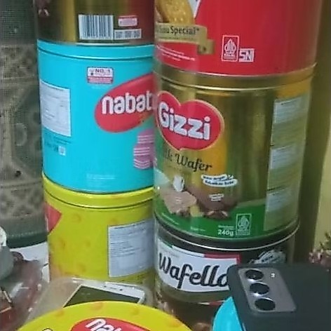 kaleng bekas biskuit