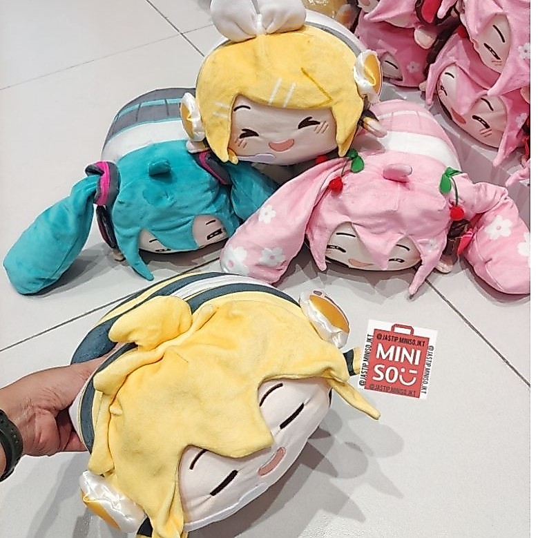 MINISO x HATSUNE MIKU Bantal Sofa Plush / Boneka HATSUNE MIKU / KAGAMINE LEN / KAGAMINE RIN (Bantal 