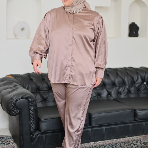 Setelan Baju dan Celana HAGIA SET Marchemode dengan Bahan Silk yang Nyaman dan Elegan