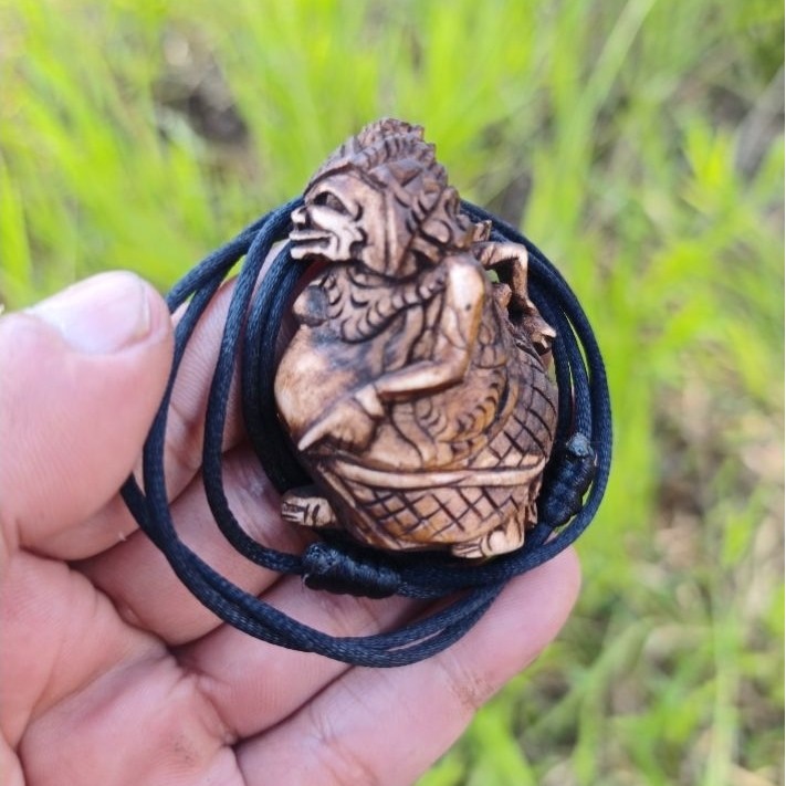 Kalung Ukir Semar Kayu Kaboa 5CM Handmade – Liontin Etnik Jawa