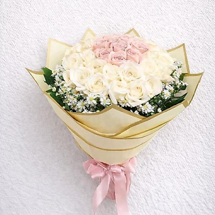 Buket bunga mawar puth imix mawar pink asli hadiah ulang tahun bucket hadiah anniversary kertasbuket