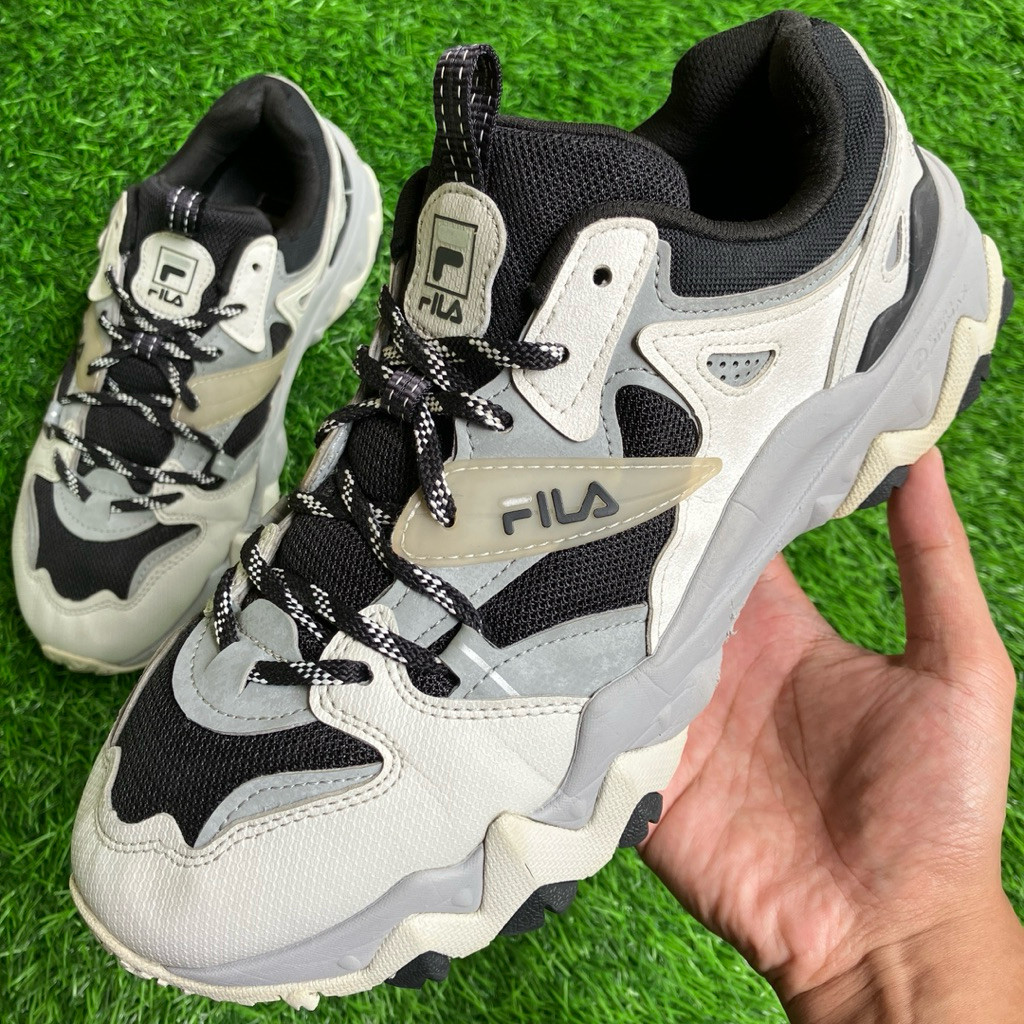 Sepatu FILA Oakmont TR V2 W Grey sneakers ukuran 41 Preloved