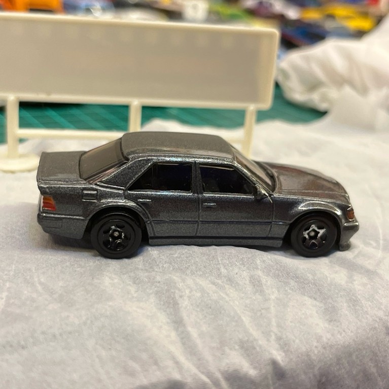 Hot Wheels Mercedes-Benz 500 E