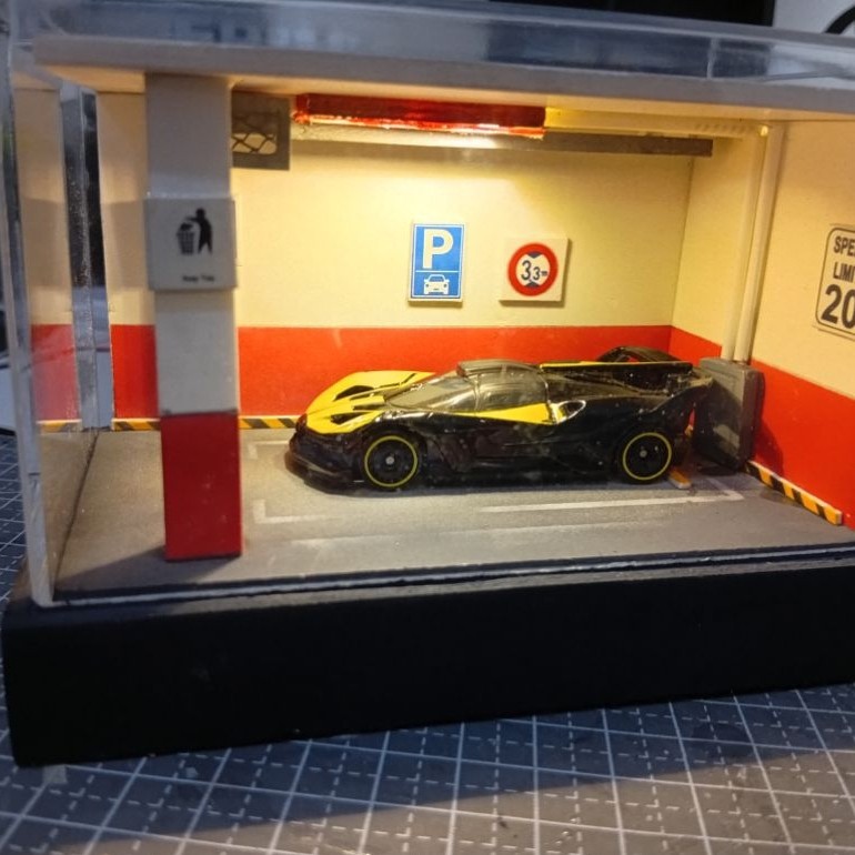 Diorama bengkel akrilik + mobil sesuai gambar