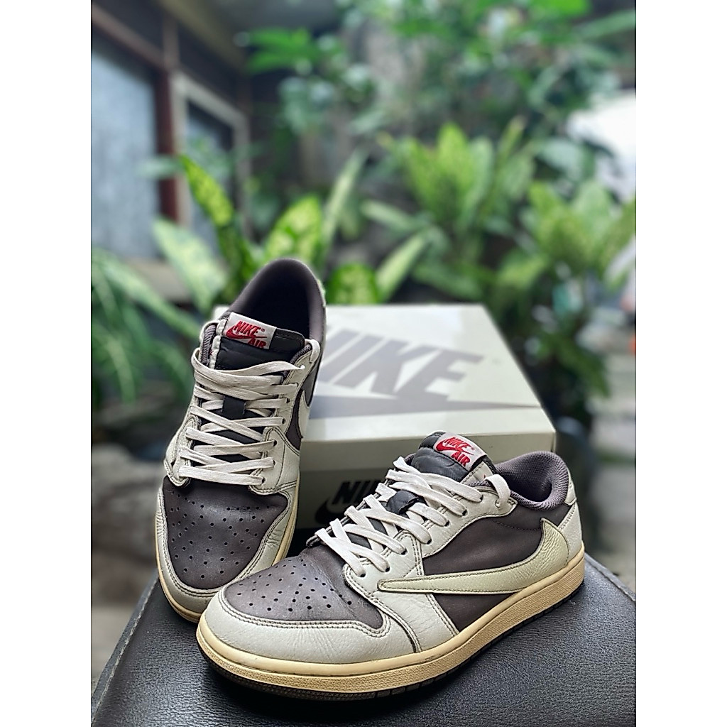 Sepatu Sneaker Padel Tennis AJ 1 Low Travis Scott