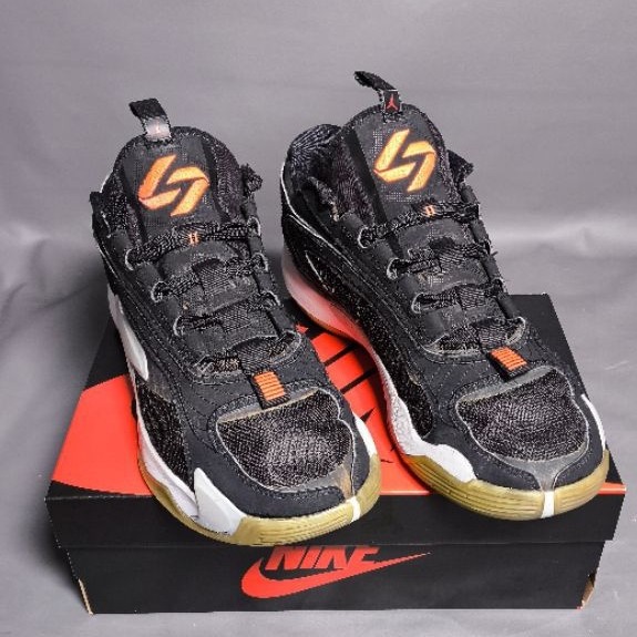 Sepatu basket casual sneakers Jordan Luka 2 "Bred" second bekas