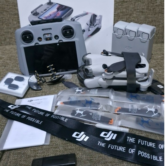 DJI Mini 4 Pro - Camera Drone | Under 249 g | 4K/60fps HDR True Vertical Shooting | Omnidirectional 