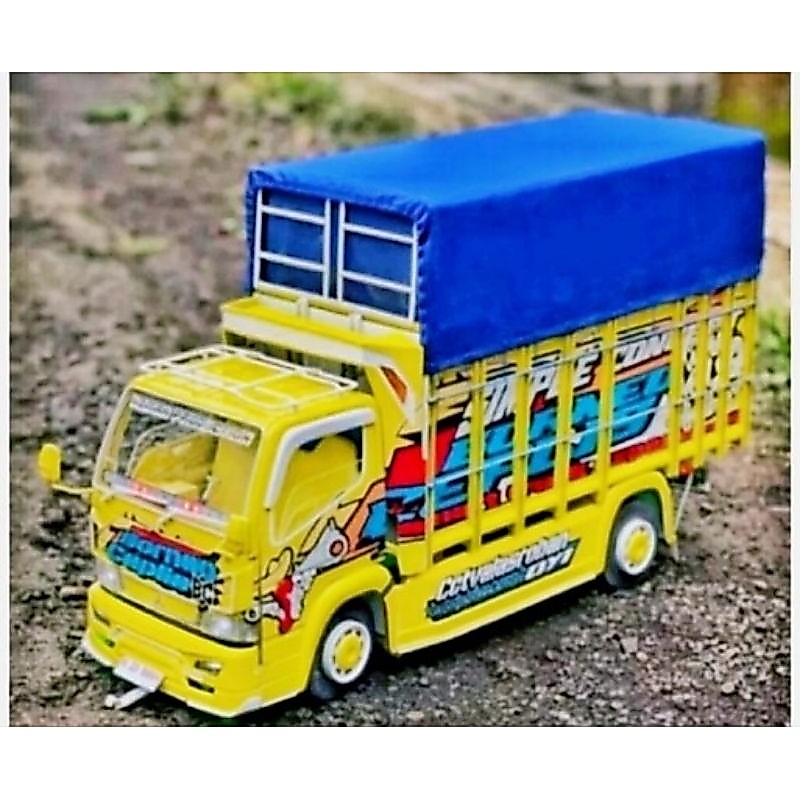 Miniatur truk oleng mainan truk oleng