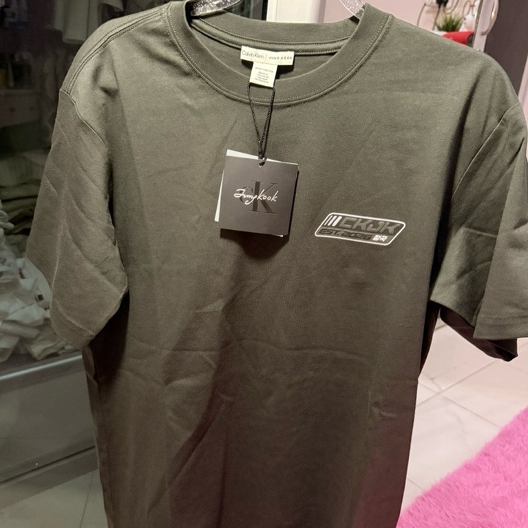 [NEW] READY CKJK CALVIN KLEIN X JUNGKOOK BLACK LOGO BADGE RELAXED T-SHIRT 100% ORIGINAL