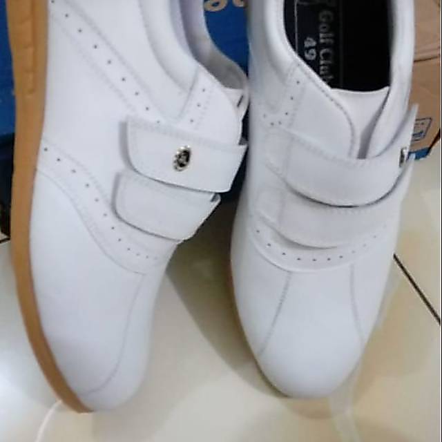 Sepatu golf wanita