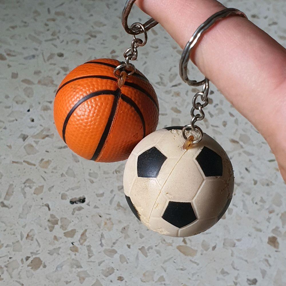 gantungan kunci busa 2 pcs berbentuk bola basket dan bola sepak bekas second preloved Ganci aksesori