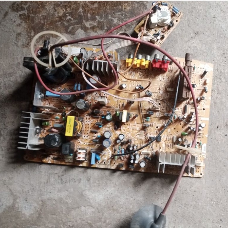 mesin tv Polytron 21in model panjang hidup normal sudah tes tabung av oke