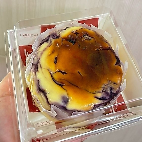 Blueberry burnt cheesecake