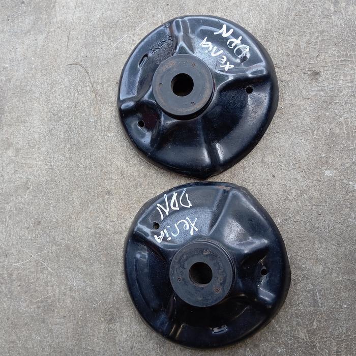 Sepasang besi piringan tatakan coil spring per depan Avanza Xenia lama old copotan