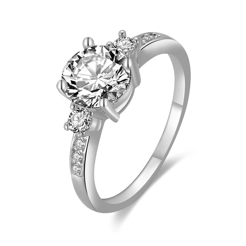 Simulasi cincin berlian, perhiasan cincin berlian lamaran pernikahan berlapis emas asli.