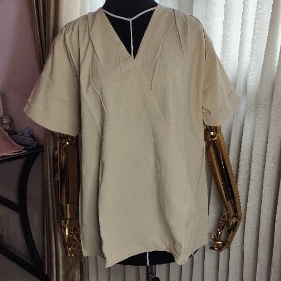 [PRELOVED] Chapter*9 x Nagita Slavina Blouse Wanita Cream Krim V Neck Lengan Pendek XL