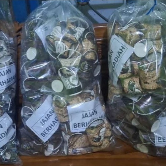 jajanan berhadiah uang dan menarik lainnya