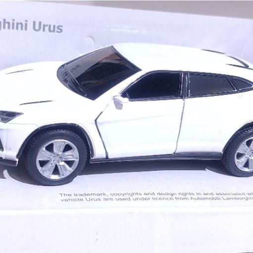 Kinsmart diecast Lamborghini Urus white 1:38