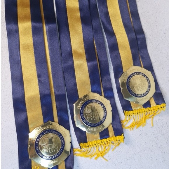 gordon wisuda logam kuningan