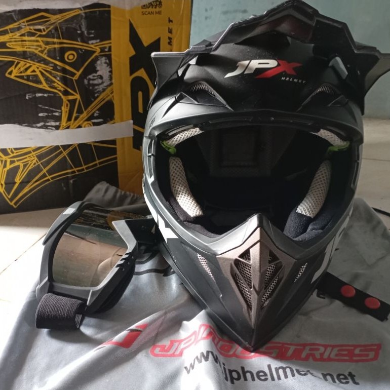 Helm JPX cross lengkap box ,sarung ,kacamata.